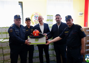 Koprivničko-križevački vatrogasci dobili novu opremu – uručene im kacige i protupožarne rukavice