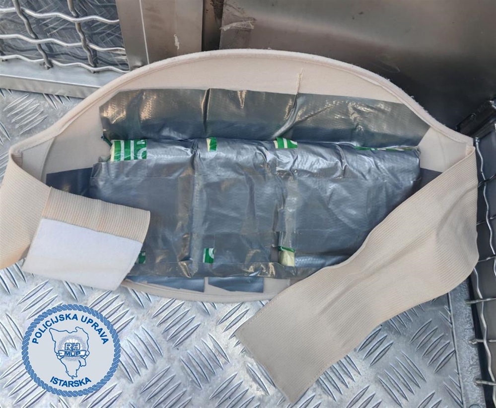 Navijači sve kreativniji: 23-godišnjak u trudničkom trbuhu švercao pirotehniku