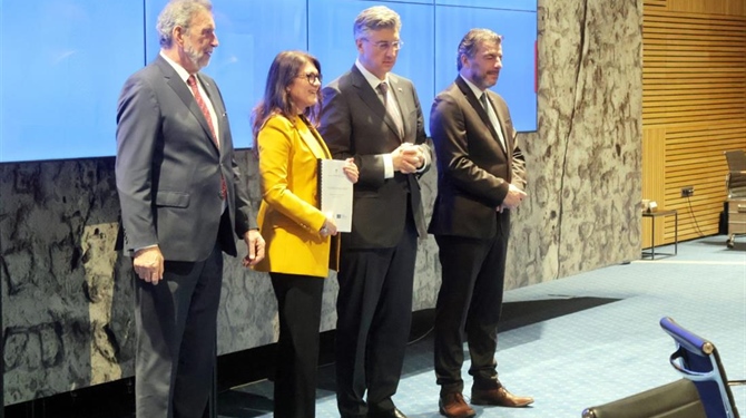 Grad Čakovec osigurao 1,4 milijuna eura za dogradnju OŠ Ivanovec, ugovor potpisala gradonačelnica Cividini