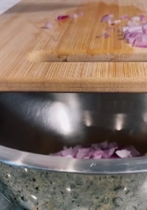 Znate li čemu služi rupa na dasci za rezanje? – jedni su to tek shvatili nakon ovoga, a može vam biti od velike pomoći