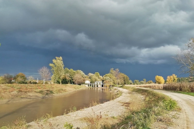 Pretežno oblačno i vjetrovito, prema večeri stižu kiša i pljuskovi