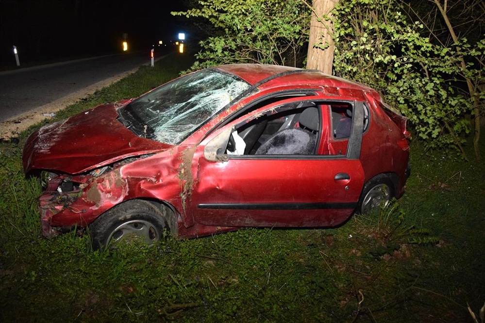 U Međimurju vozio pijan neregistrirani auto, a nije ni položio vozački - bježao policiji, sletio s ceste i udario u drveće