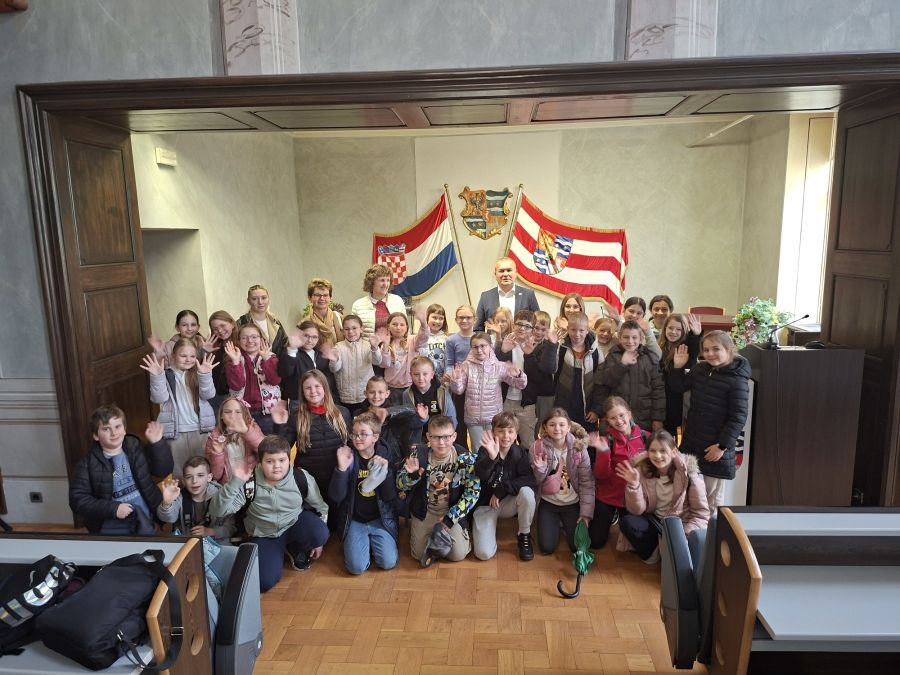 Učenici OŠ Kneginec Gornji posjetili Županijsku palaču, župan Stričak ih upoznao s radom Županije