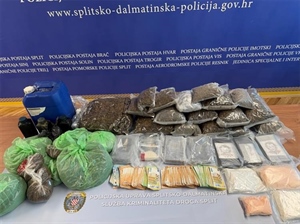 Policija u Makarskoj zaplijenila 29 kilograma droge vrijedne 240 tisuća eura, ali to nije sve - osim kokaina, nađeno oružje i novac