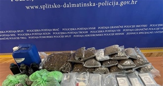 Policija u Makarskoj zaplijenila 29 kilograma droge vrijedne 240 tisuća eura, ali to nije sve - osim kokaina, nađeno oružje i novac