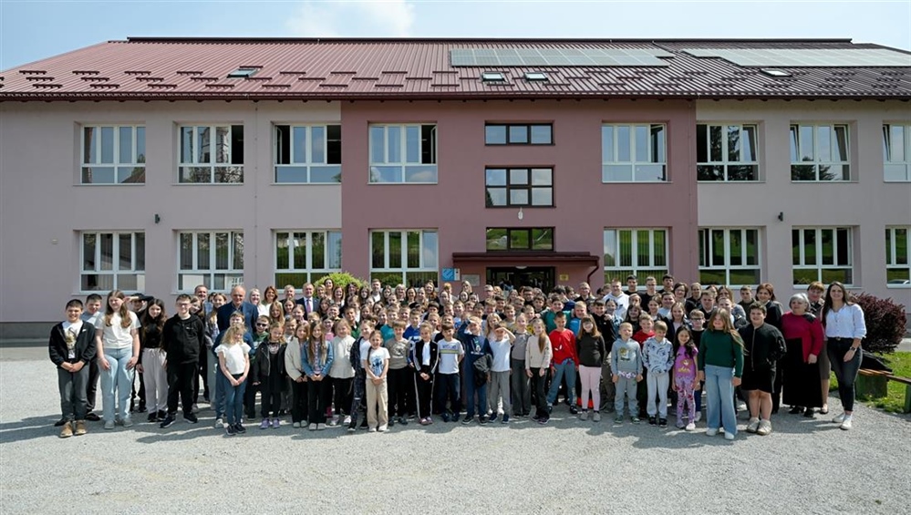 UGOVOR POTPISAN Učenici OŠ Donja Voća za godinu dana dobivaju školsku sportsku dvoranu