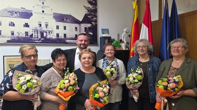 Gradonačelnik Šimunić ugostio i nagradio babice iz Oroslavja koje su zapaženim rezultatima promovirale Grad na “Babičinim kolačima“