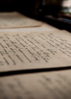 Objava izazvala snažne reakcije: Žena nakon 10 godina pronašla neotvorenu čestitku pokojnog supruga