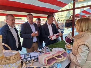 Župan Stričak i gradonačelnik Bosilj na 21. Obrtničkom uličnom sajmu.spoju tradicije kreativnosti i humanosti