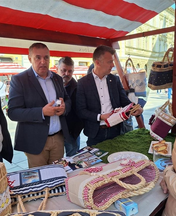Župan Stričak i gradonačelnik Bosilj na 21. Obrtničkom uličnom sajmu.spoju tradicije kreativnosti i humanosti