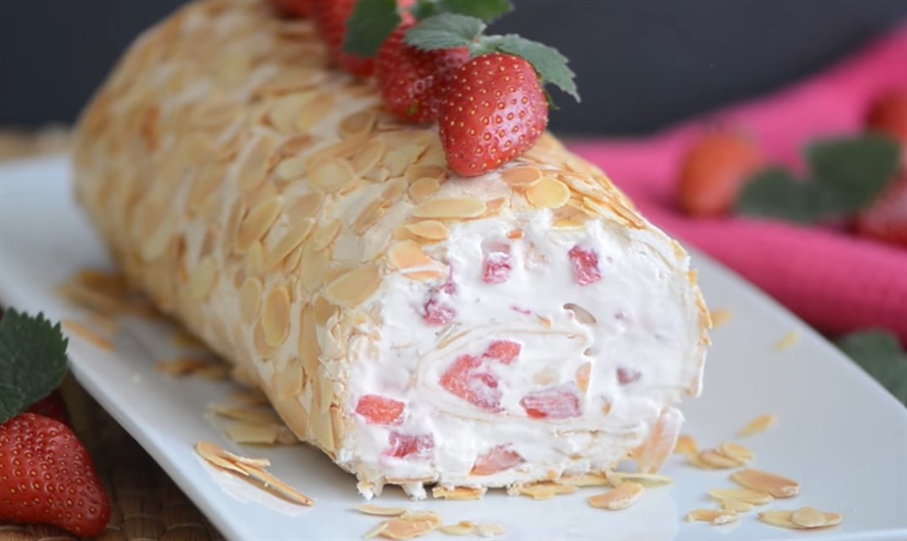 Savršen kolač za nedjelju: Lagani beze rolat s jagodama