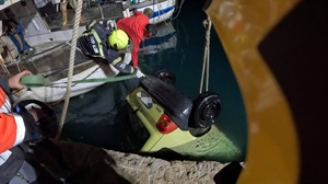 Auto završio u moru na Krku – izvlačili ga vatrogasci