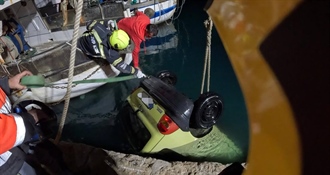 Auto završio u moru na Krku – izvlačili ga vatrogasci