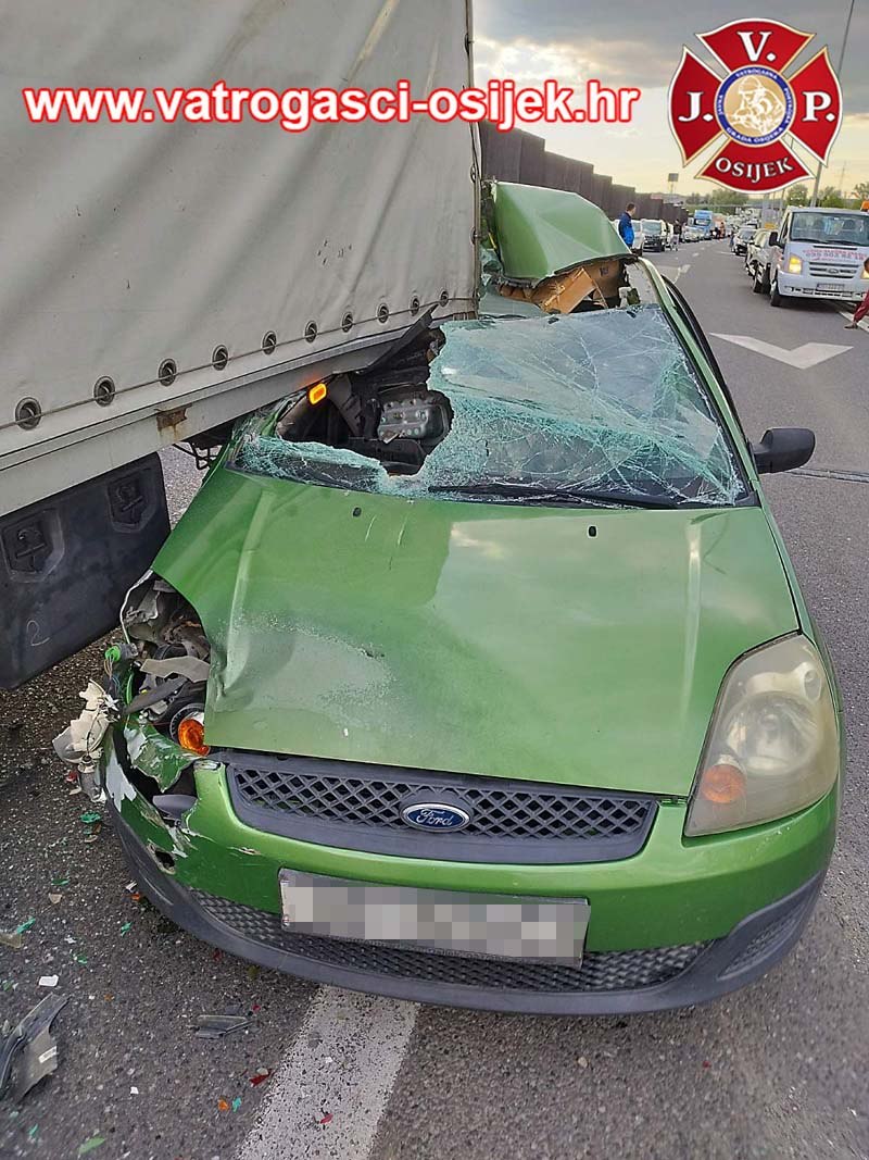 U Osijeku autom podletio pod kamion koji je stajao zbog kvara – dvoje teško ozlijeđenih