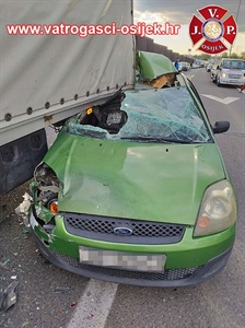 U Osijeku autom podletio pod kamion koji je stajao zbog kvara – dvoje teško ozlijeđenih