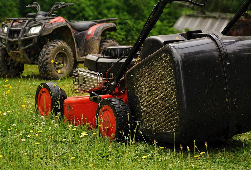 Nedjeljni mir ili buka bez granica? Košnja trave, quadovi i motori sve više dižu živce građanima – treba li to konačno kažnjavati?