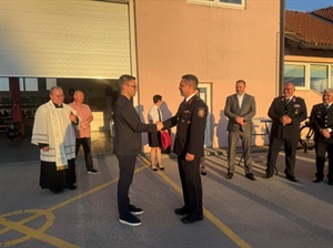 Lovro Lukavečki zapovjedniku DVD-a Biškupec uručio ključeve novog navalnog vozila