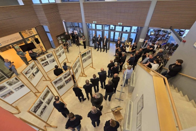 Izložba fotografija „Pakrac kroz ratni objektiv” otvorena u Novom Marofu