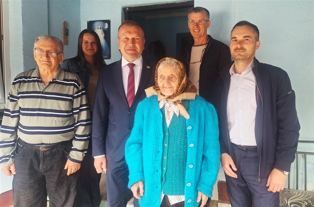 Katarina Talan proslavila 99. rođendan: vitalna baka još sadi krumpir, vozi drva i kuha, posjetili je župan Stričak i načelnik Nađ
