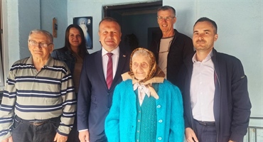 Katarina Talan proslavila 99. rođendan: vitalna baka još sadi krumpir, vozi drva i kuha, posjetili je župan Stričak i načelnik Nađ