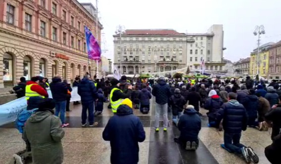 "Klečavci" ponovno molili na glavnom zagrebačkom trgu, okupili se i prosvjednici – policija formirala kordon