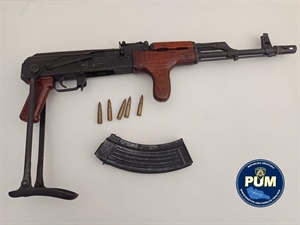 Policija pretresom kuće mladića u Kuršanečkom Lugu pronašla automatsku pušku i streljivo
