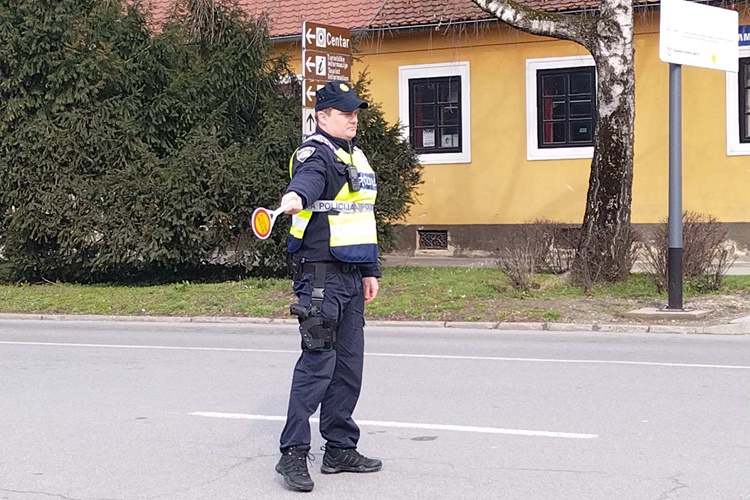 Varaždin: Vozač odbio test na droge, policiji predao marihuanu i tablete