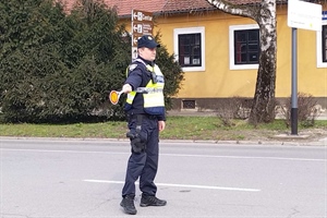 Varaždin: Vozač odbio test na droge, policiji predao marihuanu i tablete
