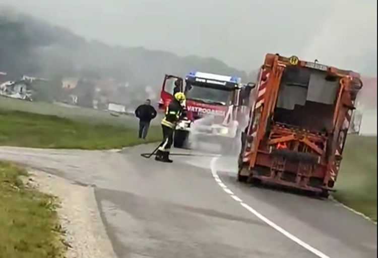 Drama na cesti prema Desiniću - planuo kamion, stvara se kolona