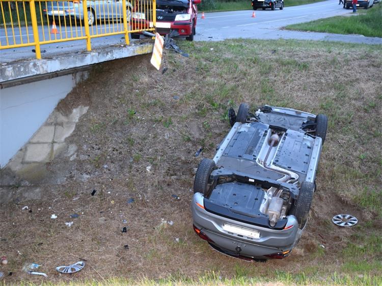 U Međimurju izazvao nesreću: Jedan auto sletio u odvodni kanal i prevrnuo se, drugi udario u ogradu mosta