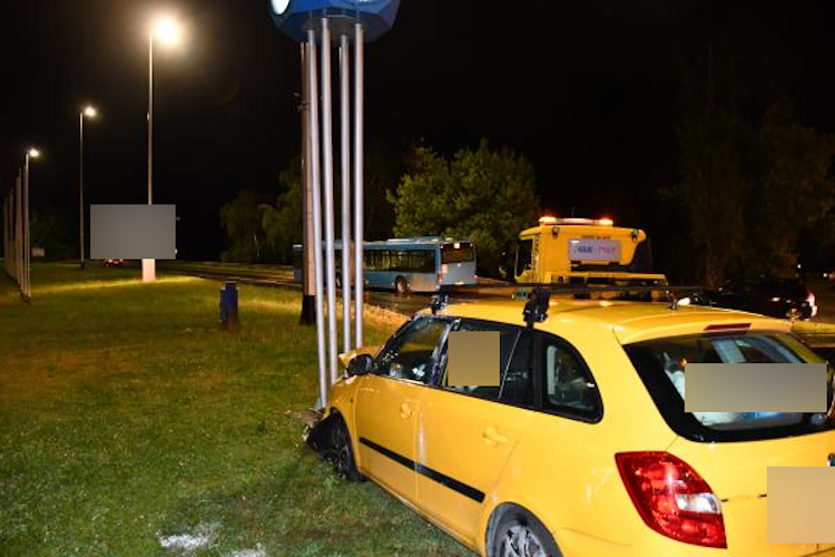 Mrtav pijan se u Zagrebu zabio u ulični sat – promašio most, naletio na rubni kamen i bacilo ga