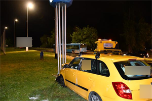 Mrtav pijan se u Zagrebu zabio u ulični sat – promašio most, naletio na rubni kamen i bacilo ga