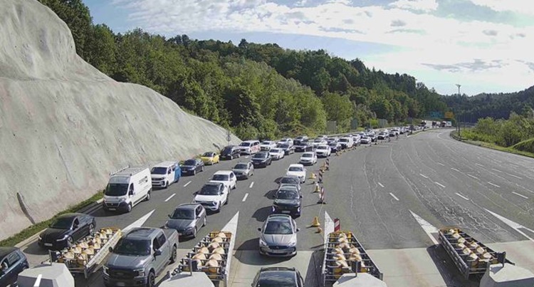 Kolaps prema Zagrebu: Kilometarske kolone na A2, vozači čekaju kod Trakošćana i Zaprešića
