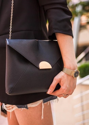 Minimalistički sjaj i način kako clutch torbe definiraju večernji izgled