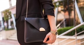 Minimalistički sjaj i način kako clutch torbe definiraju večernji izgled