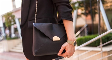 Minimalistički sjaj i način kako clutch torbe definiraju večernji izgled