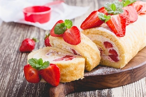 Recept koji svi traže: Ova rolada od jagoda topi se u ustima