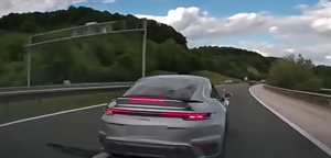 Porsche umalo izazvao tragediju na A1: Pogledajte što je napravio i kakvu bi mu kaznu dali za ovakvu suludu vožnju?