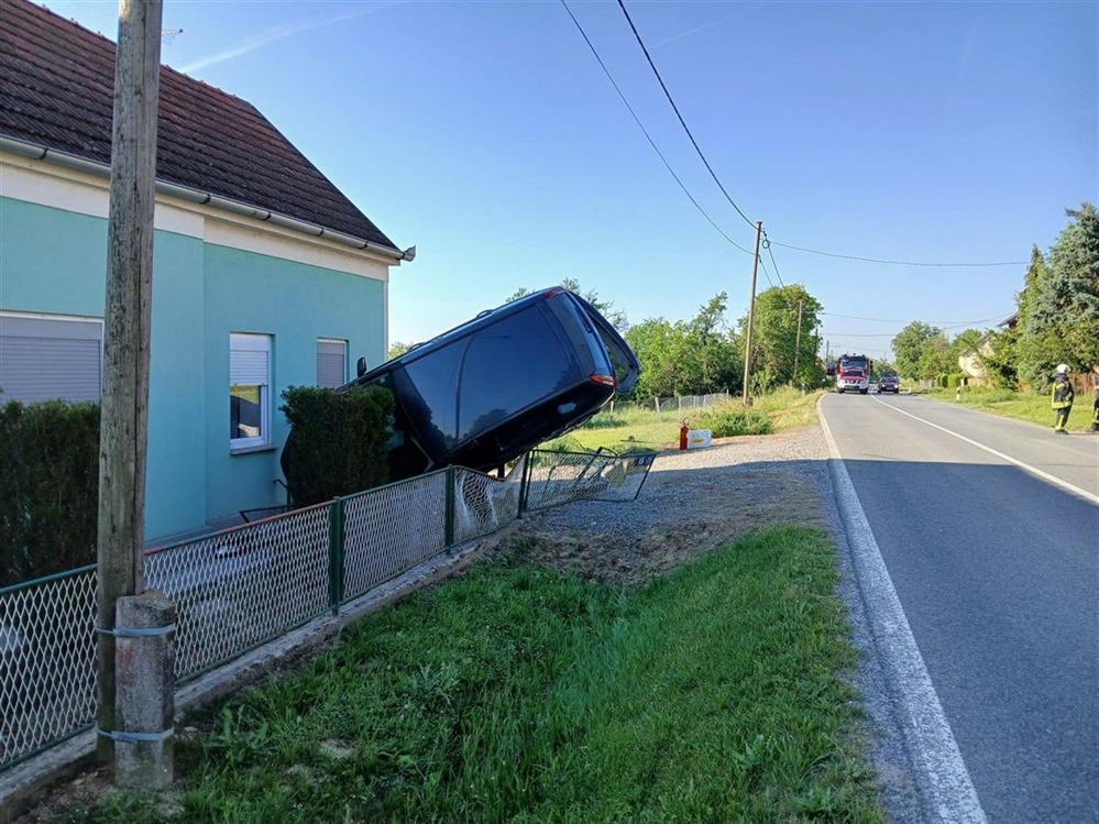 Nesreća kod Garešnice: automobil zamalo završio u kući