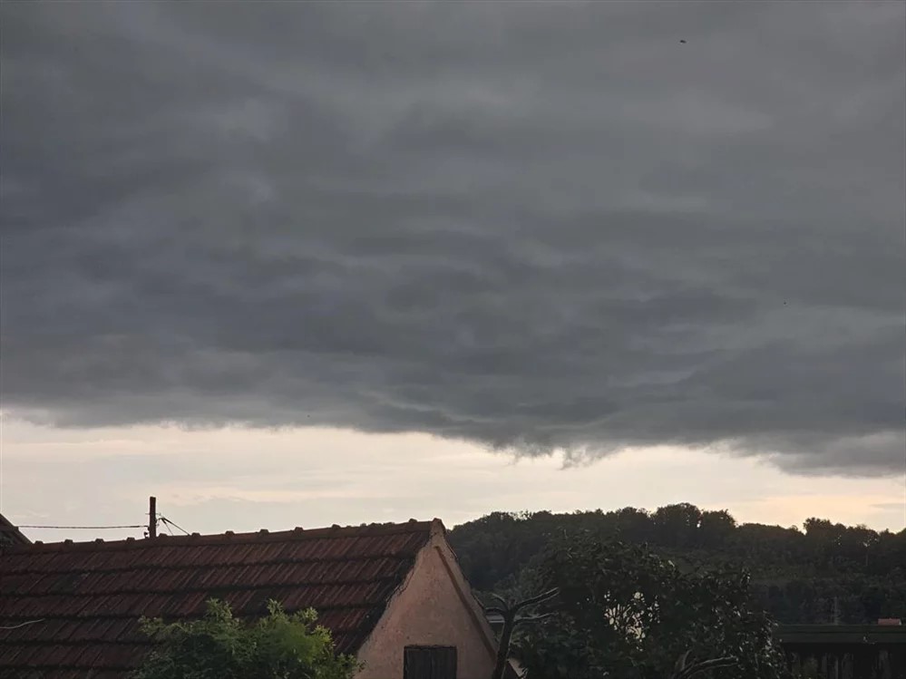 Stiže nevrijeme, prijete tuča i jak vjetar - generatori upaljeni!