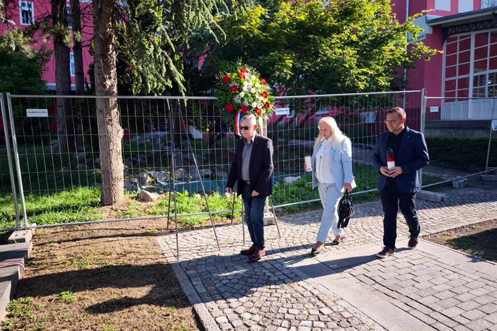 Polaganjem vijenaca i paljenjem svijeća Varaždinske Toplice obilježile Dan državnosti