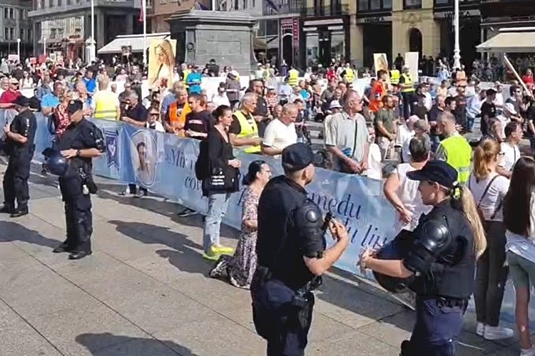 Klečavci opet mole na trgovima, ponovno im se suprotstavili prosvjednici s jednom antifašističkom pjesmom