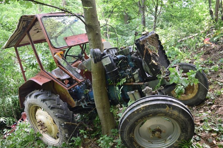 U Vugrišincu, 66-godišnji muškarac traktorom sletio s ceste i udario u drvo – s teškim ozljedama u bolnicu ga prevezao helikopter