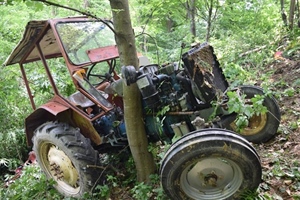 U Vugrišincu, 66-godišnji muškarac traktorom sletio s ceste i udario u drvo – s teškim ozljedama u bolnicu ga prevezao helikopter