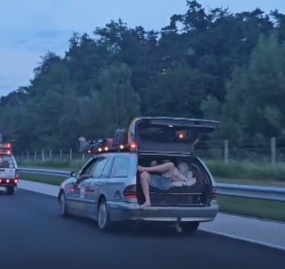 PA NISU NORMALNI: Kod Buzina jurili 140 km/h s otvorenim gepekom - čovjek u njemu odmarao!