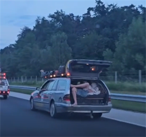 PA NISU NORMALNI: Kod Buzina jurili 140 km/h s otvorenim gepekom - čovjek u njemu odmarao!