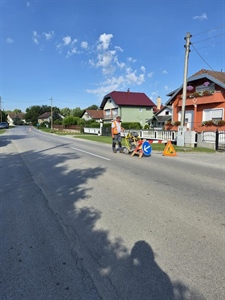 Radovi na dovršetku biciklističke staze u Slokovcu nastavljaju se, a po njihovom završetku staza će se protezati uz županijsku cestu kroz cijelo naselje.
