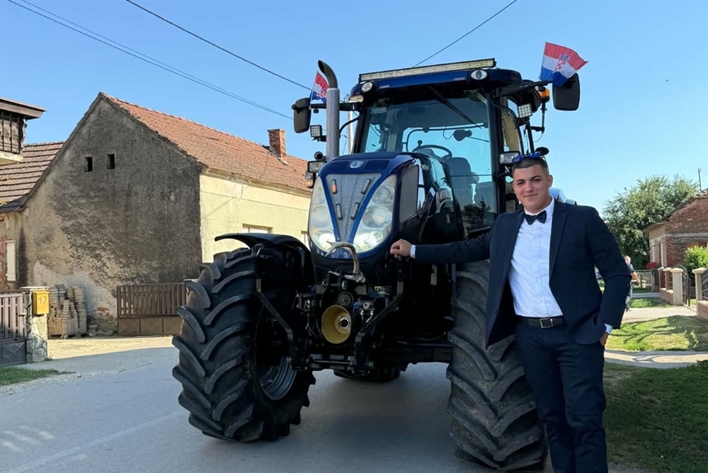 Najoriginalniji dolazak na maturu: Darijan iz Svetog Petra Ludbreškog stigao traktorom