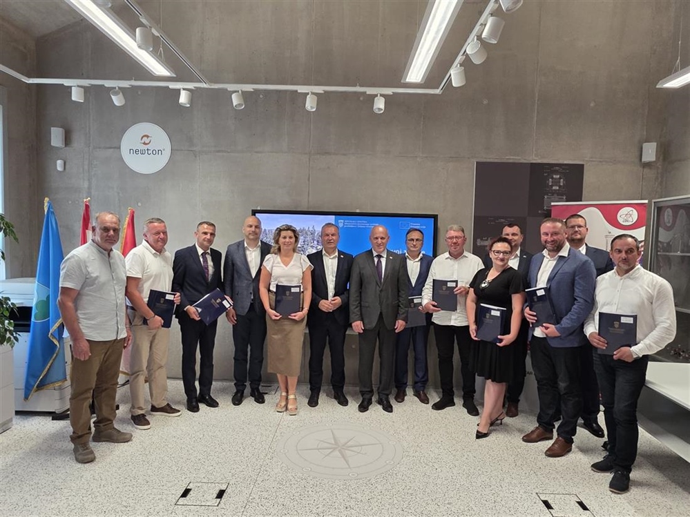 Ministar Bačić u Ludbregu uručio 11 ugovora: 17 milijuna eura za projekte zelene urbane infrastrukture u četiri županije