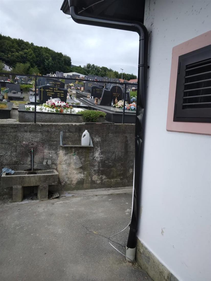 Vandalizam u Jesenju: Oštećenja na mrtvačnici, na rasvjeti dječjeg vrtića, na igralištu - slučajeve istražuje policija